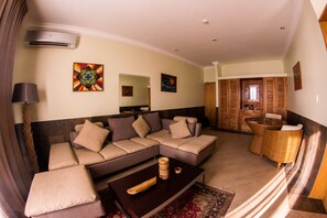 Suite | Down comforters, in-room safe, individually decorated, desk - Dharma Beach Hotel (Manglaralto)