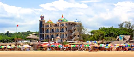 En la playa, toallas de playa y bar en la playa 