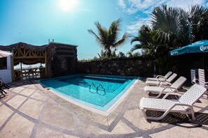 Outdoor pool, pool umbrellas, sun loungers - Dharma Beach Hotel (Manglaralto)