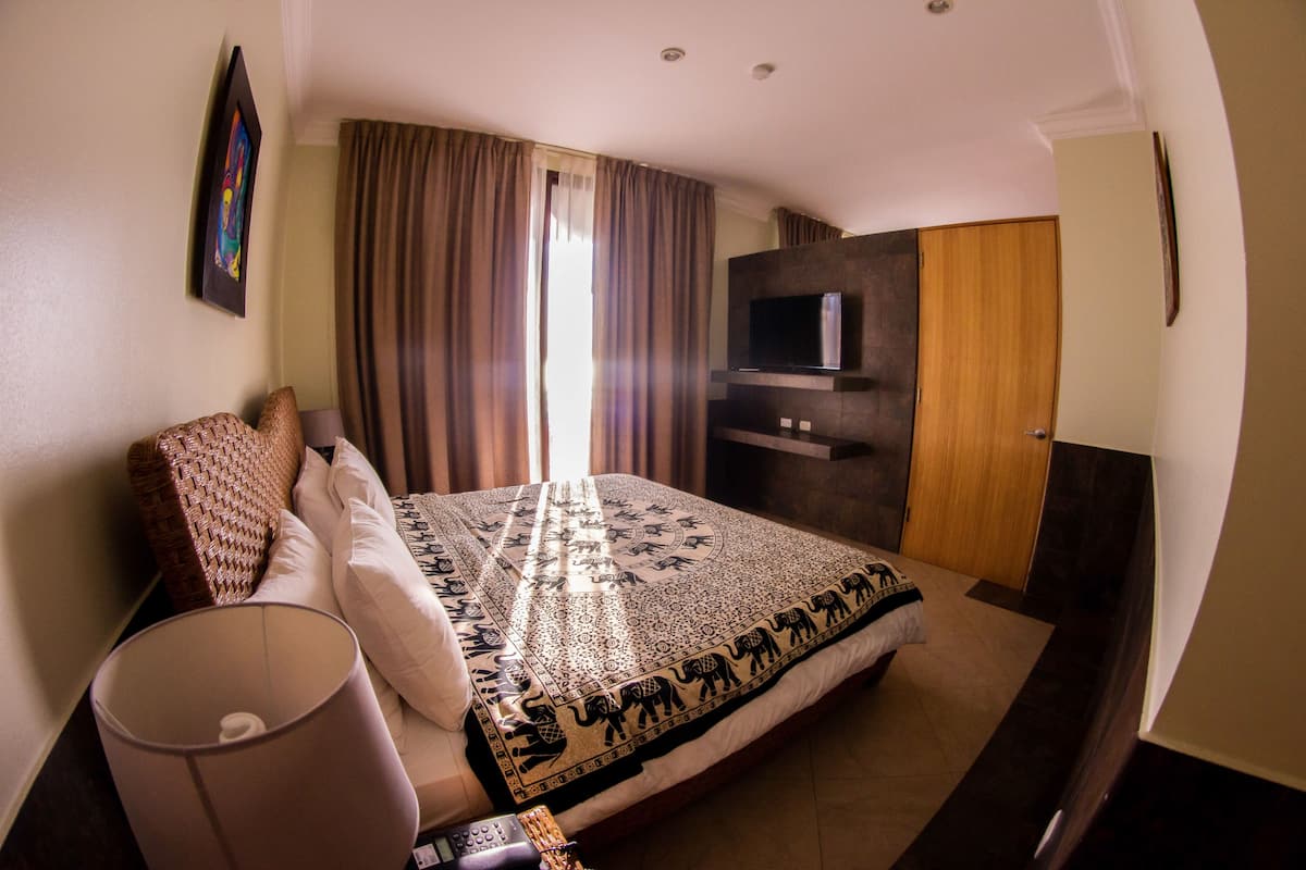 Down duvets, in-room safe, desk, blackout curtains