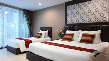Poolside Triple Room | 1 間臥室、迷你吧、客房內保險箱、遮光布/窗簾