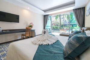 Pool Access Double Room | Minibar, värdeförvaringsskåp på rummet och mörkläggningsgardiner