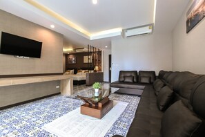 Family Suite Room | Minibar, värdeförvaringsskåp på rummet och mörkläggningsgardiner