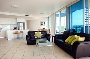 106-cm plasma TV with cable channels, TV, DVD player - Manta Bargara Resort (Bargara)