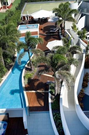 2 piscinas al aire libre, una piscina climatizada, sombrillas