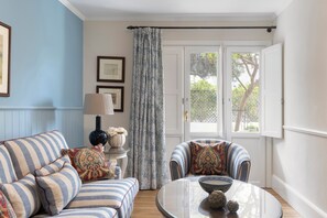 Superior Comfort Suite | Sala de estar | Televisión LCD