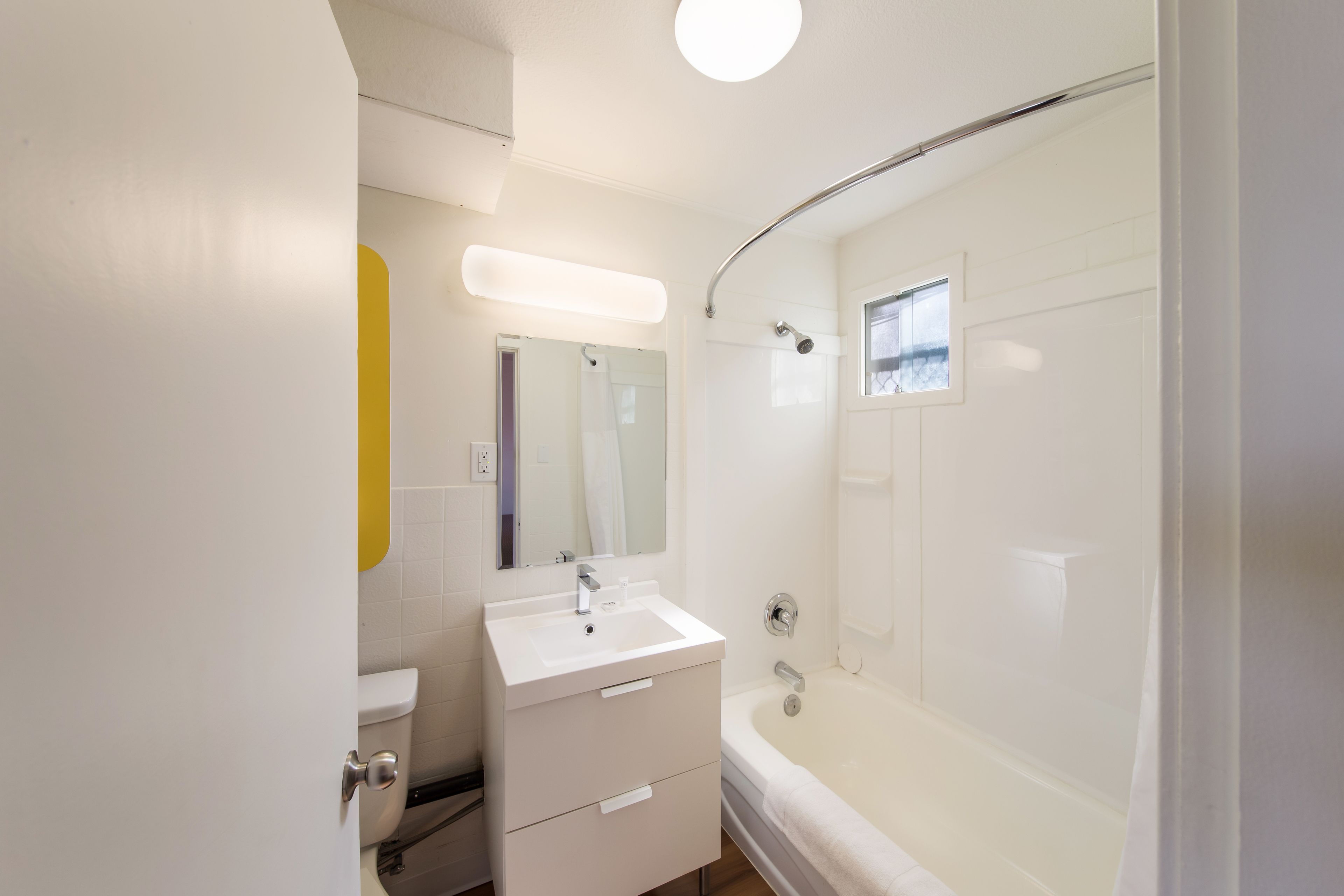 Kostenlose Toilettenartikel, Haartrockner, Handtücher