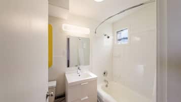 Kostenlose Toilettenartikel, Haartrockner, Handtücher