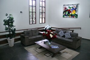 Lobby sitting area - Hotel Península Internacional (Avare)