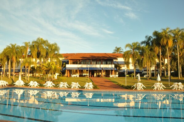 Indoor pool, outdoor pool - Hotel Península Internacional (Avare)