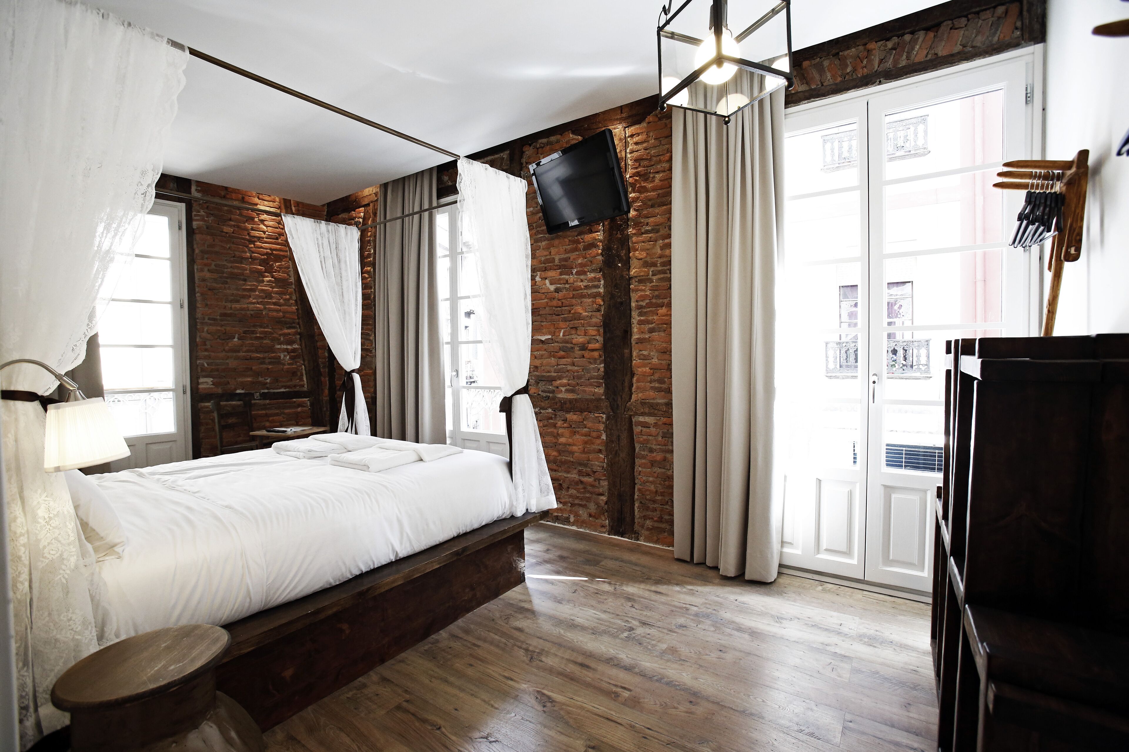 Driepersoonskamer | Individueel gedecoreerd, individueel gemeubileerd