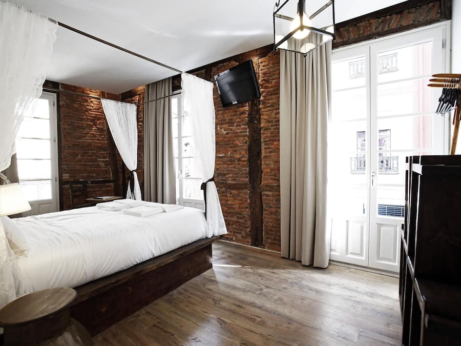 Triple Room | Individually decorated, individually furnished, blackout drapes