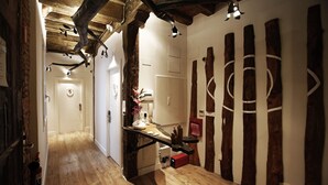 A narrow hallway with wooden floors, exposed beams, and a rustic aesthetic. - Pensión Basque Boutique (Bilbao)