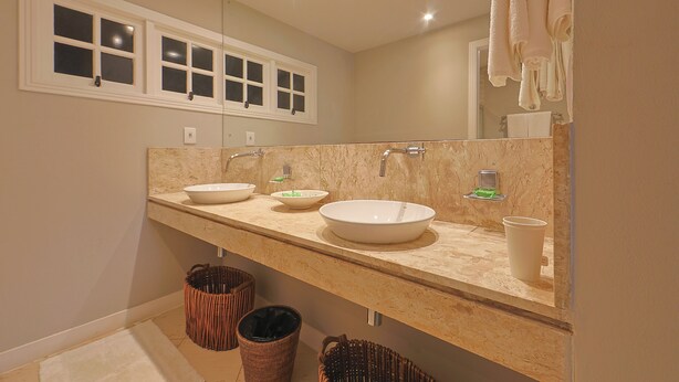 A bathroom with three sinks, a large mirror, and a window above the sinks. - Pousada Zé Maria (Fernando de Noronha)