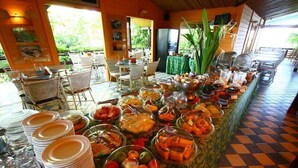 Een buffetopstelling met verschillende soorten eten en borden.