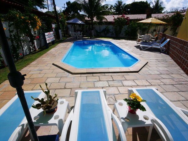 Una piscina al aire libre