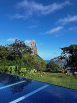 Piscina externa, espreguiçadeiras