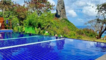 Piscina externa, espreguiçadeiras