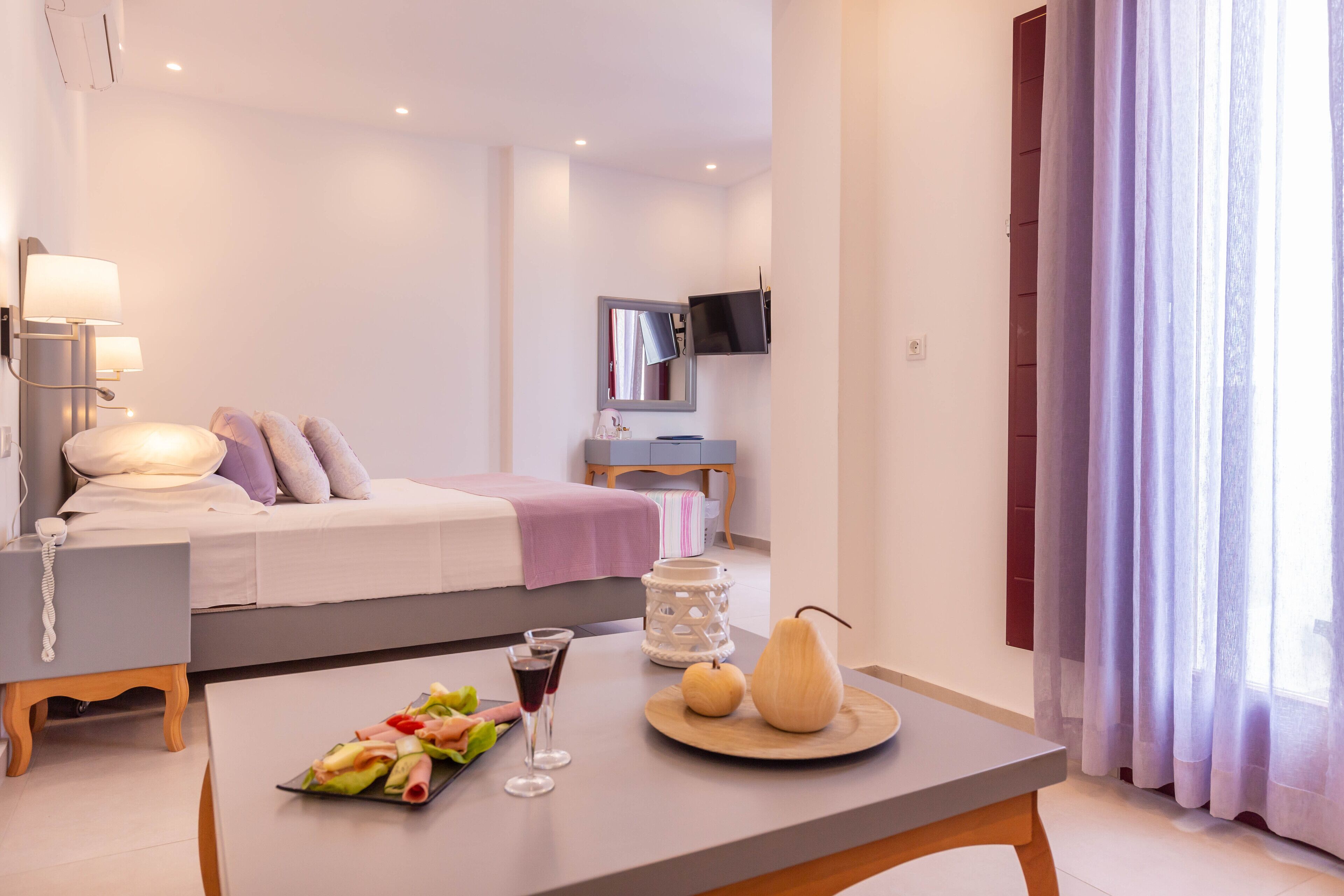 senior suite, hot tub | in-room safe, blackout curtains, soundproofing, iron/ironing board