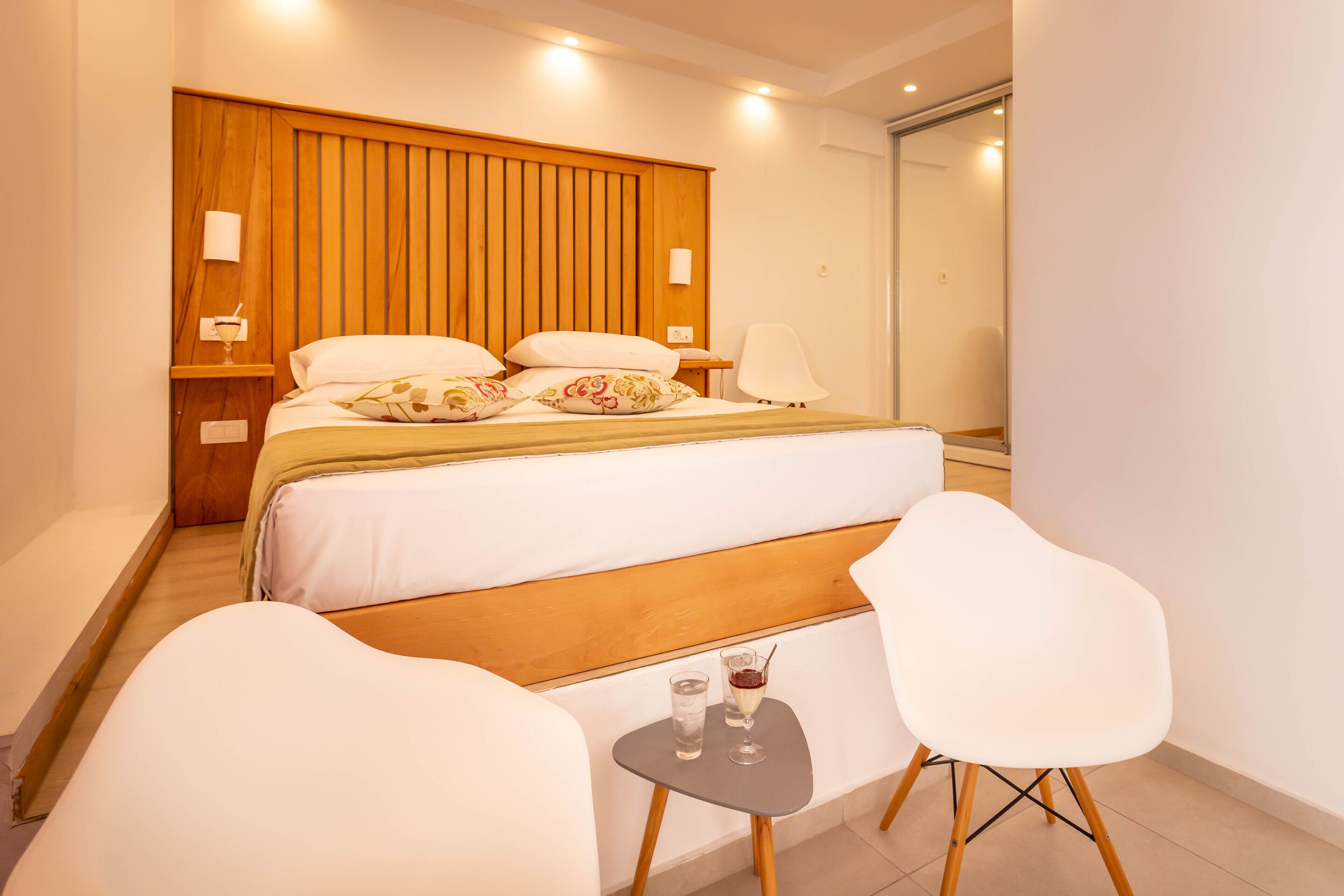 standard room, hot tub, garden view | in-room safe, blackout curtains, soundproofing, iron/ironing board