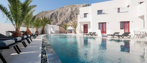 Piscine extérieure, parasols de plage, chaises longues