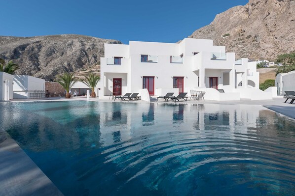 Outdoor pool, pool umbrellas, sun loungers - Mar n Mar Crown Hotel and Suites (Santorini)