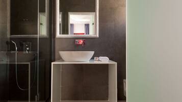 Standard Room, Hot Tub, Garden View | Bilik Mandi | Kelengkapan dandanan diri percuma, pengering rambut, jubah mandi