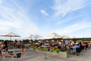 3 restauranter, frokost, lunsj og middag serveres, amerikanske retter