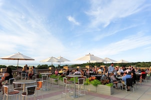 3 restaurantes; se sirve desayuno, almuerzo y cena; cocina americana