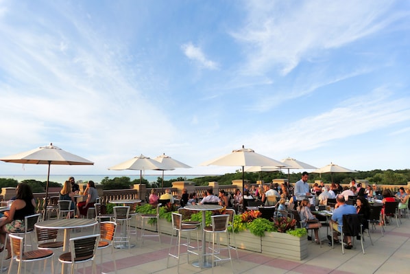 3 間餐廳;供應早餐、午餐、晚餐;美國菜