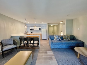 Room, 1 King Bed | Living area