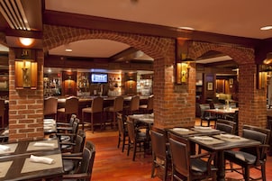 3 restaurantes; se sirve desayuno, almuerzo y cena; cocina americana