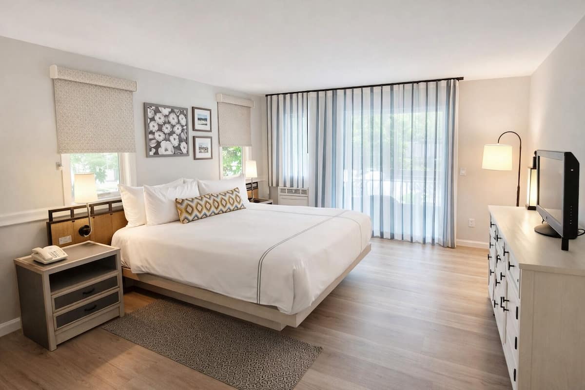 Room, 1 King Bed | 1 bedroom, in-room safe, desk, iron/ironing board