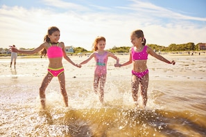 私人海灘、免費海灘接駁車、躺椅、太陽傘