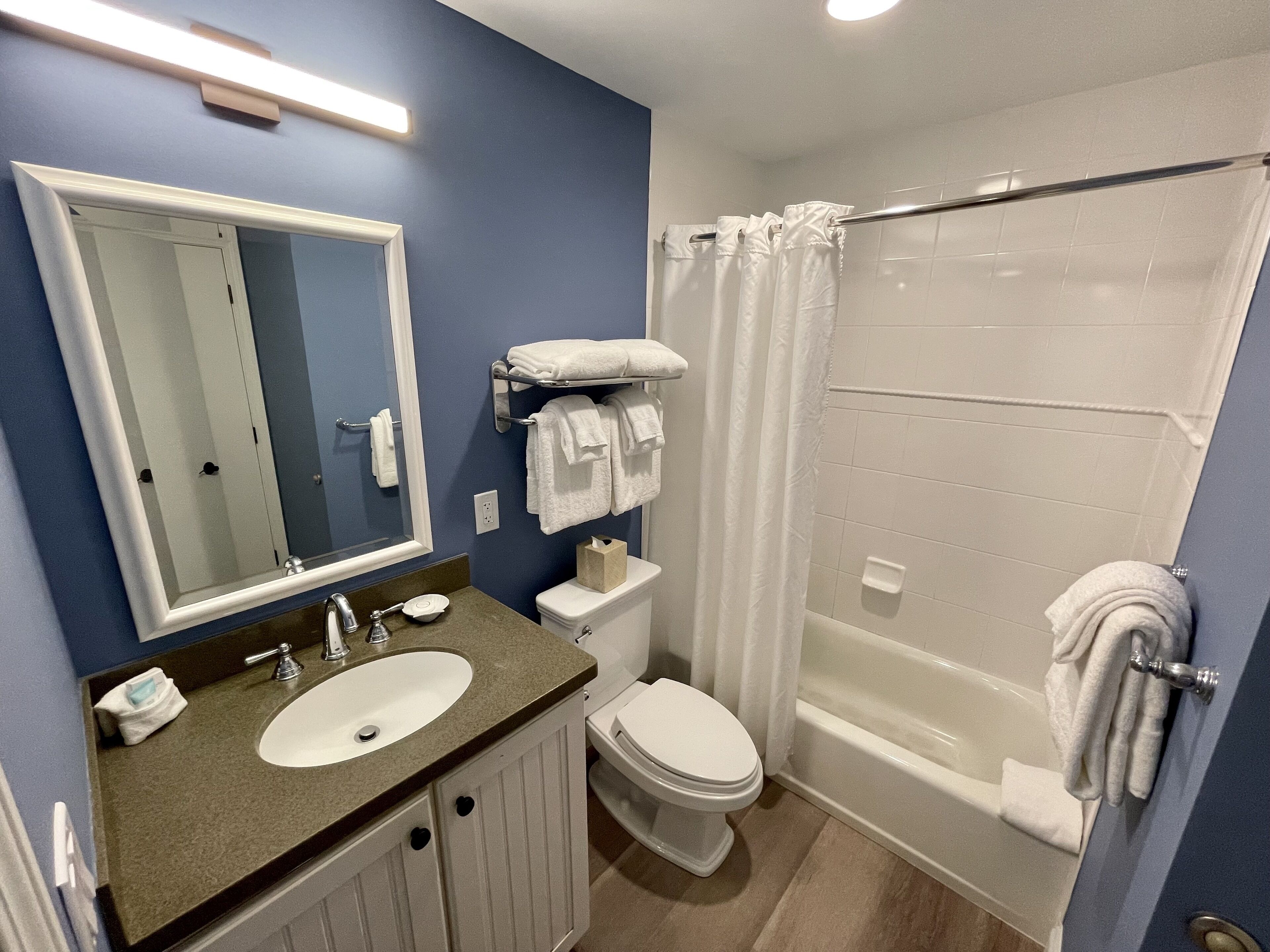 Une salle de bain équipée d’un lavabo, de toilettes et d’une douche.