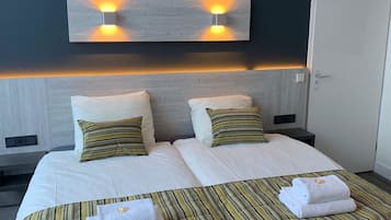 Habitación doble | Área de sala de estar | Televisión de 32 pulgadas con canales por cable