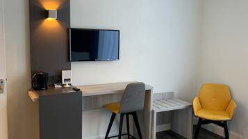 Doppelzimmer | Wohnbereich | 32-Zoll-Fernseher mit Kabelempfang