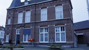 Un edificio de ladrillo con un letrero que dice 'Royal'.
