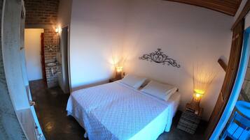 Minibar, free WiFi, bed sheets