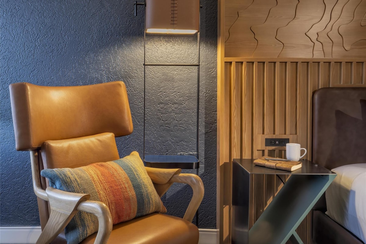 Room, 1 King Bed, Roll-in Shower | 1 bedroom, pillow-top beds, laptop workspace, blackout curtains