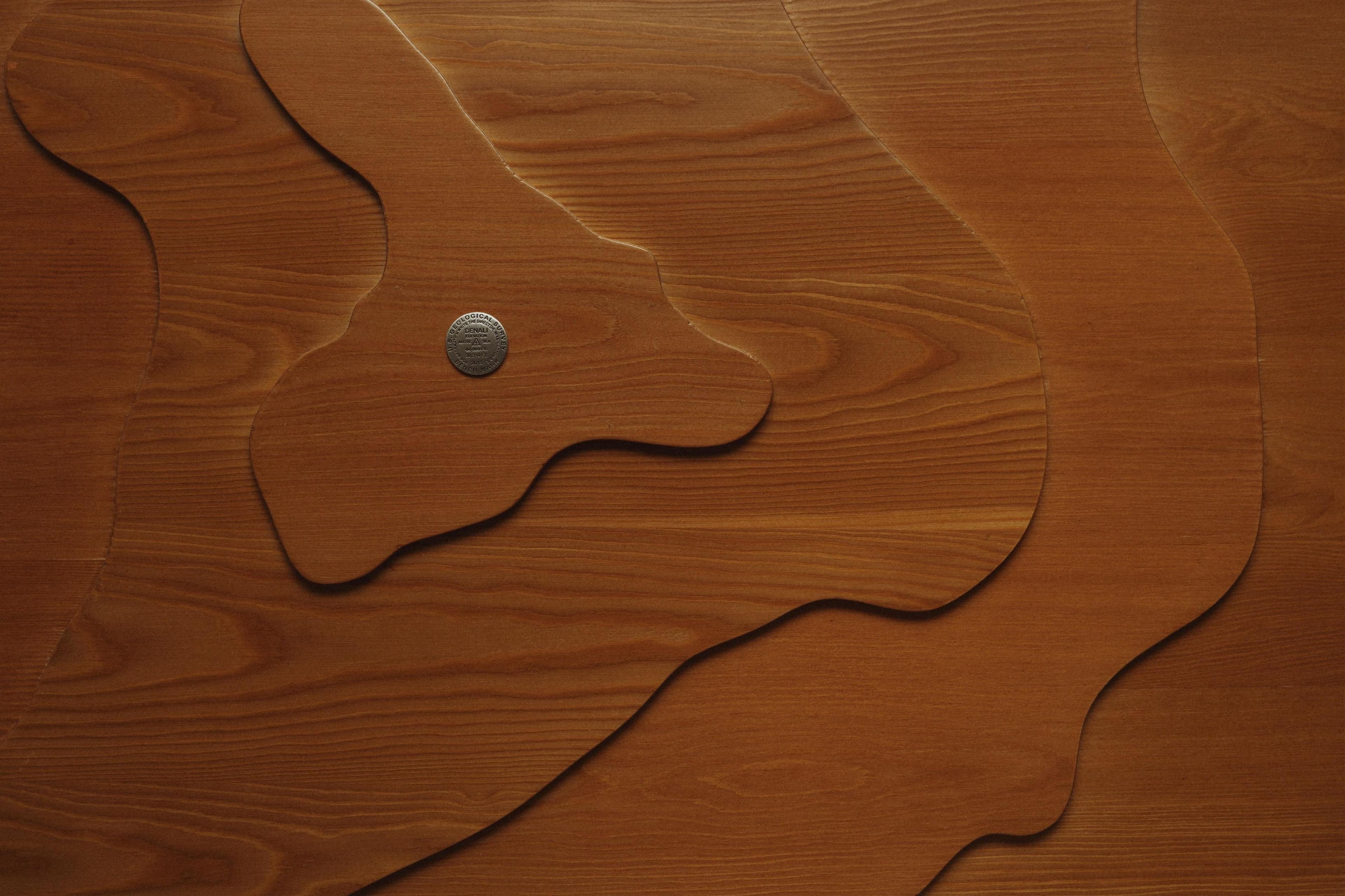 Primer plano de una superficie de madera con una hendidura circular.