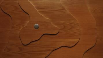 Primer plano de una superficie de madera con una hendidura circular.