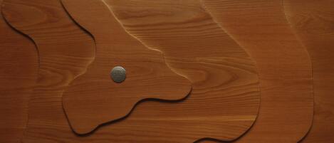 Primer plano de una superficie de madera con una hendidura circular.
