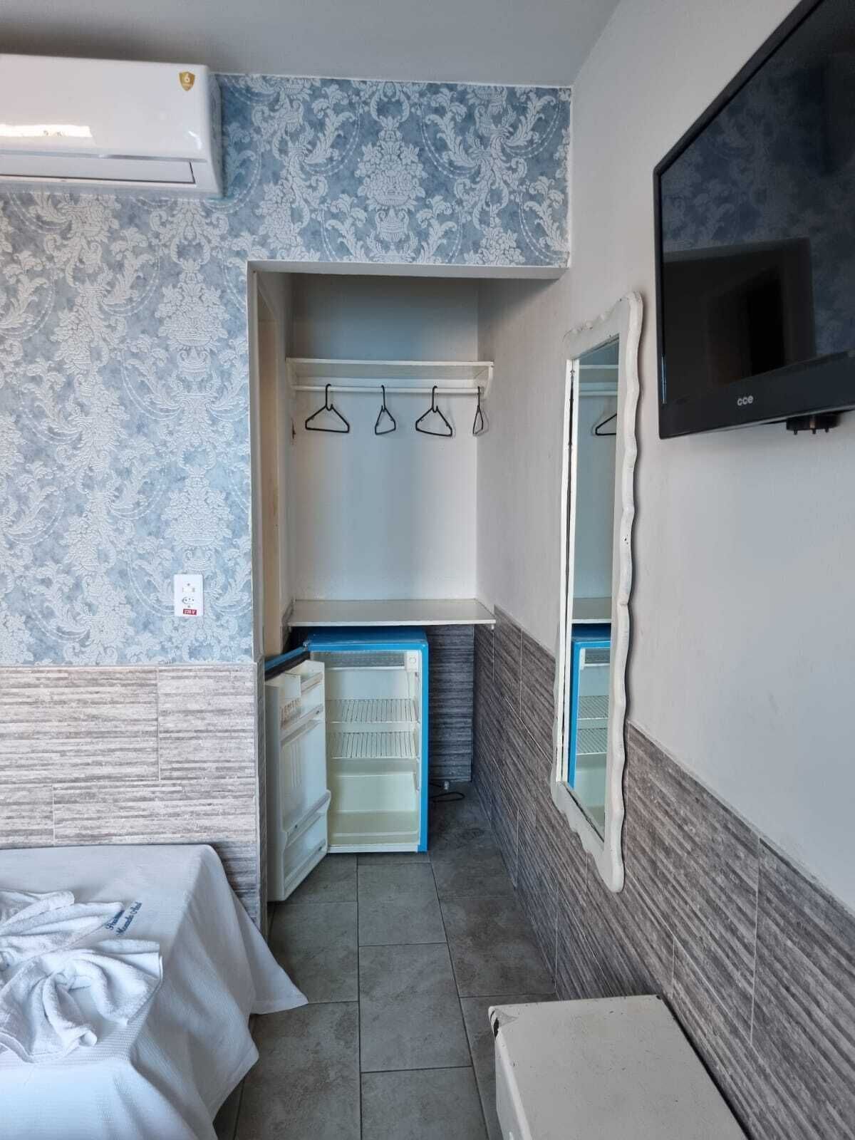 Minibar, ameublement unique, literie fournie