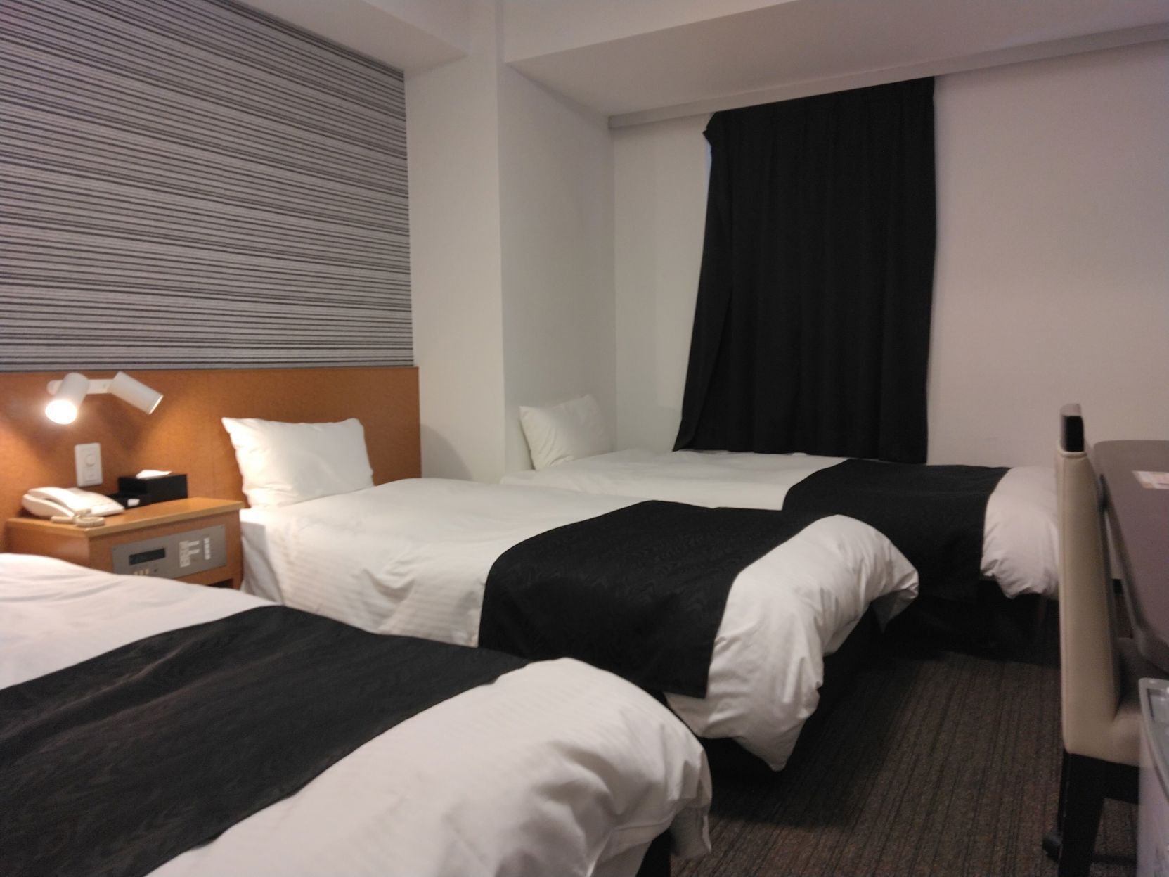 Skrivbord, mörkläggningsgardiner, strykjärn/strykbräda och gratis wi-fi