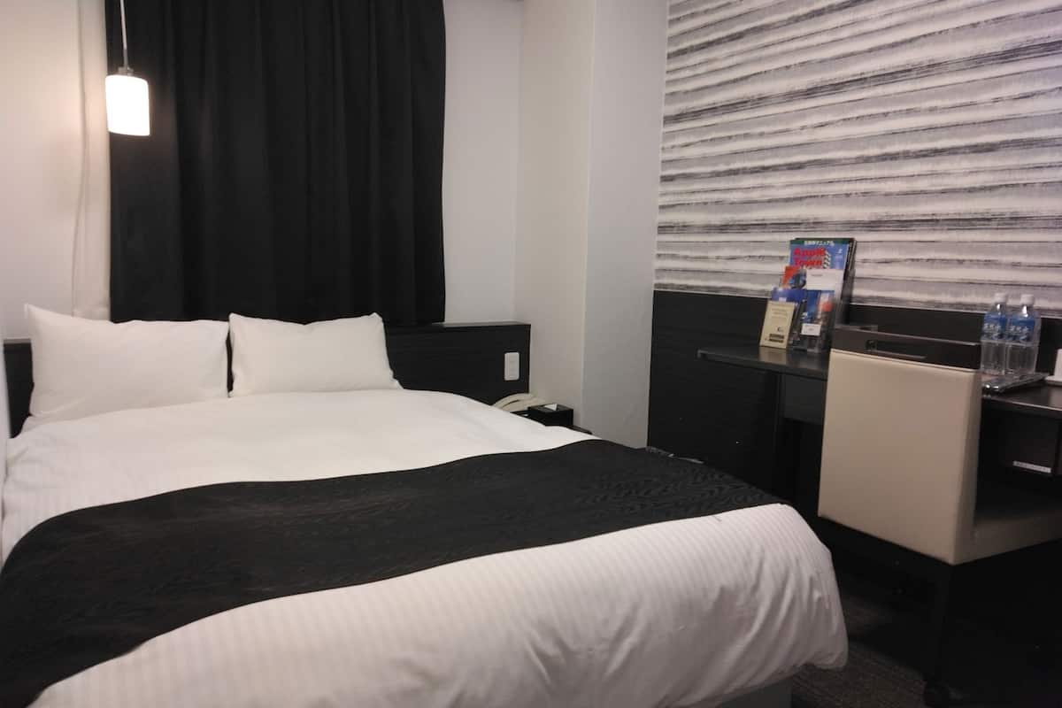 Skrivbord, mörkläggningsgardiner, strykjärn/strykbräda och gratis wi-fi