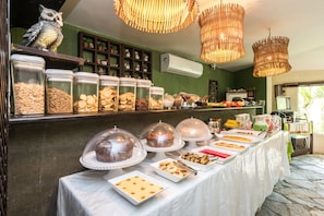 Café da manhã com buffet grátis todos os dias