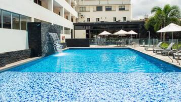 Piscine extérieure, chaises longues