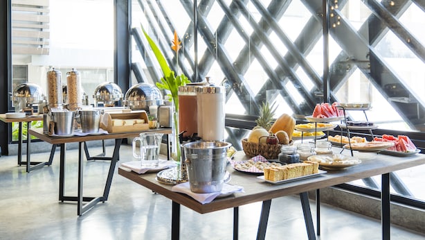 A breakfast buffet with various food items and kitchen equipment. - Hotel Casa Blanca (San José de Cúcuta)