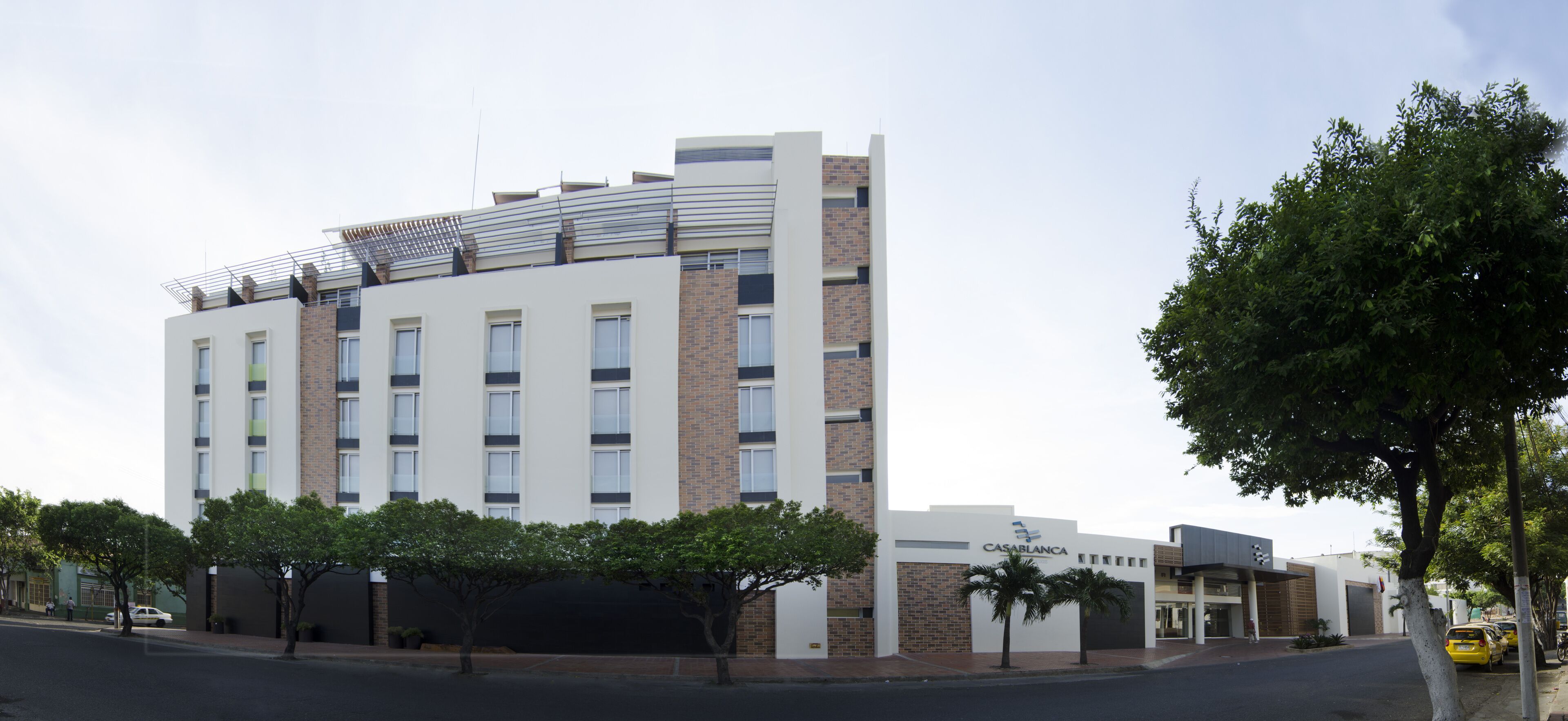 Un hôtel à plusieurs étages, doté d’un toit plat, d’une façade en briques et d’une enseigne sur laquelle on peut lire « CASABLANCA ».